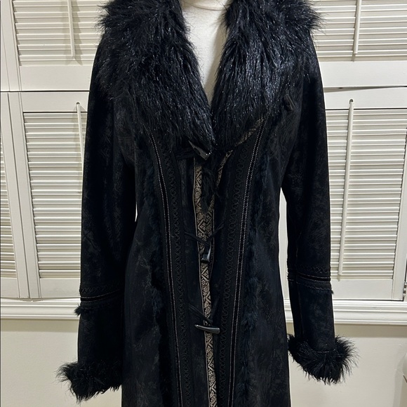 New Skea Vail Colorado Elegant Black Fur-Trimmed Women's Coat with great details - Picture 5 of 15